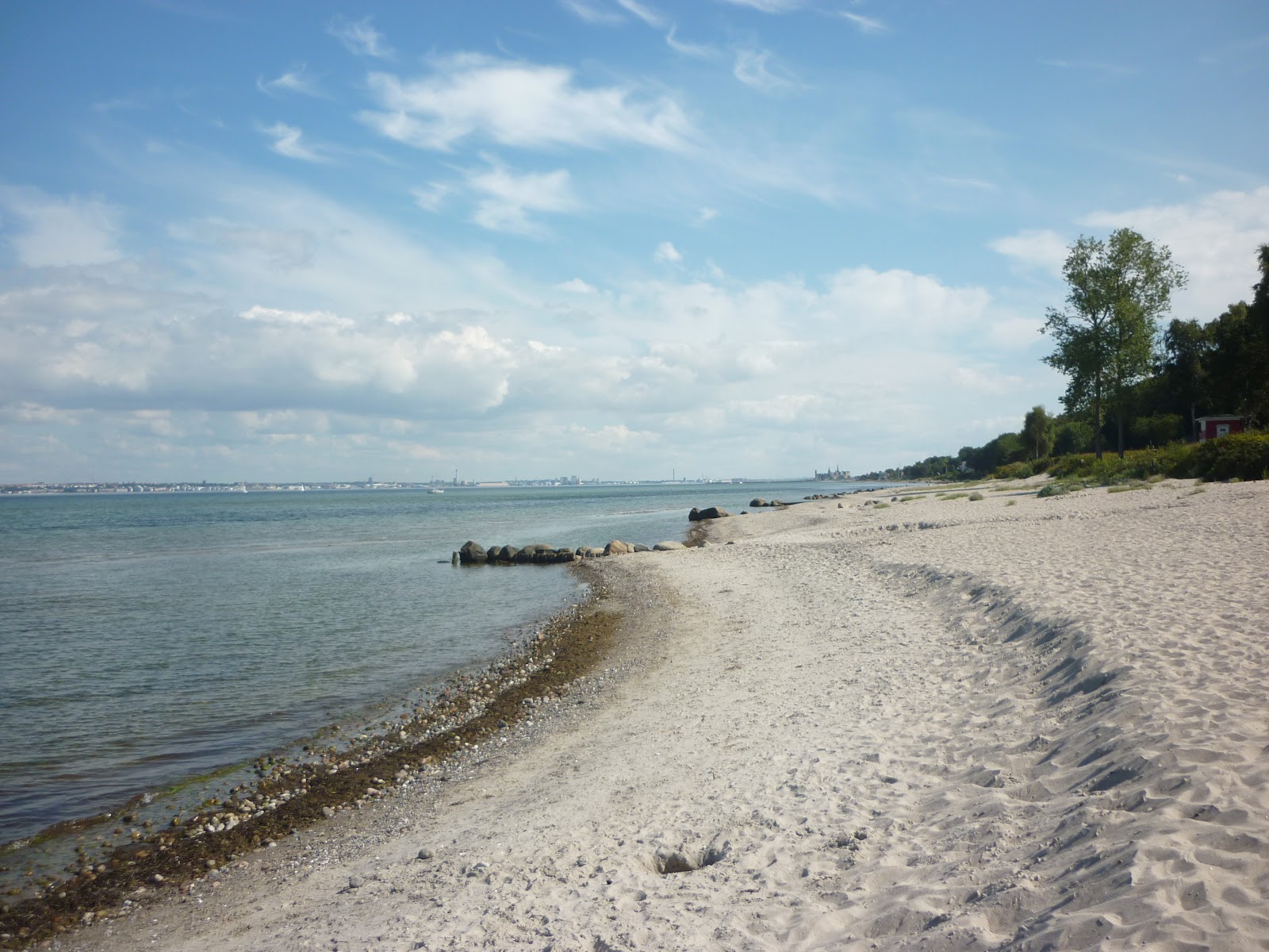 Fotografie cu Julebek Beach cu nivelul de curățenie înalt