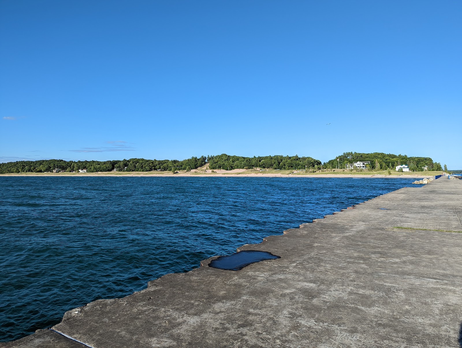 Captain John Langland Park Beach的照片 带有碧绿色纯水表面
