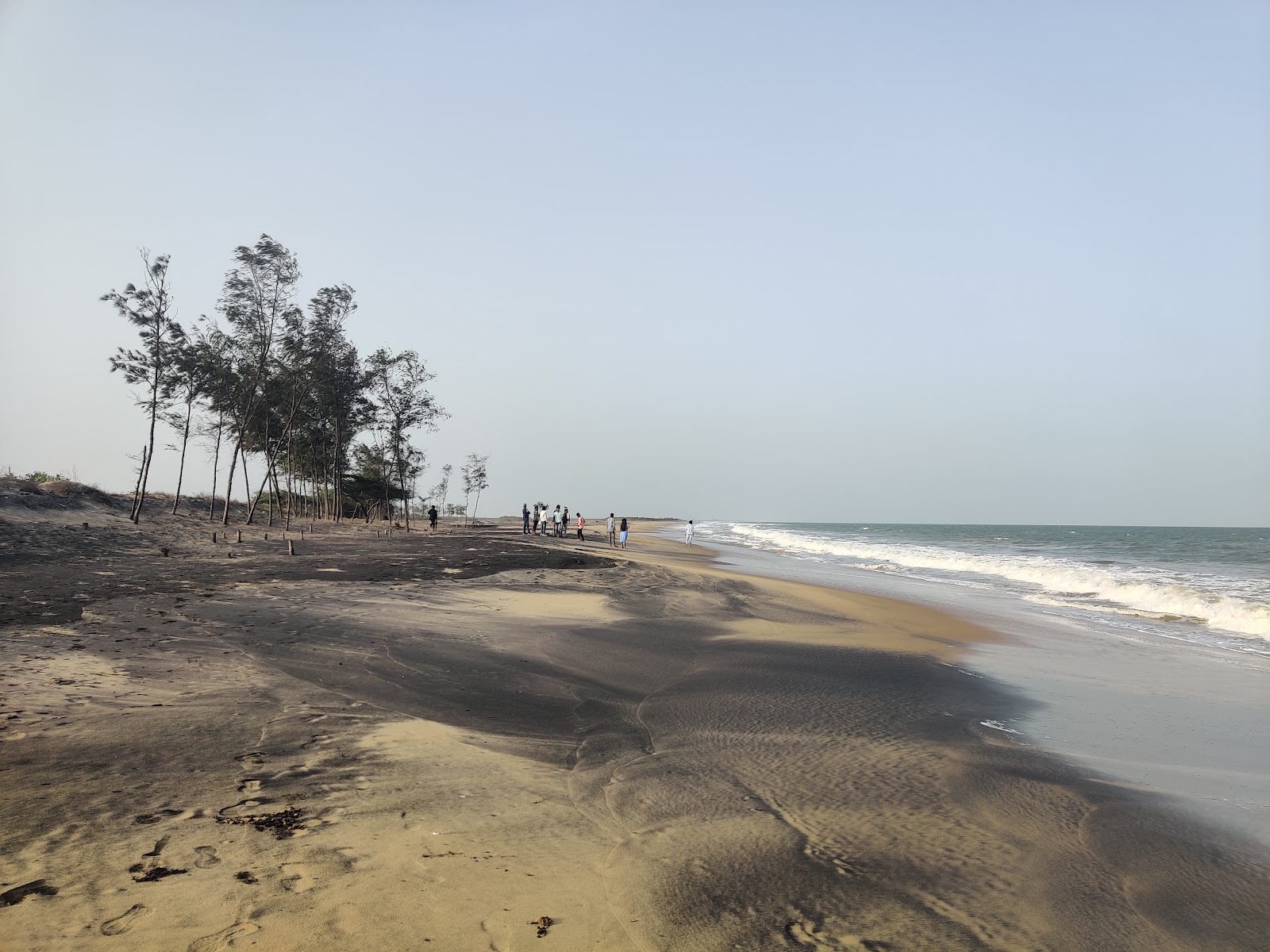 Foto di Pentha Sea Beach con una superficie del sabbia beige
