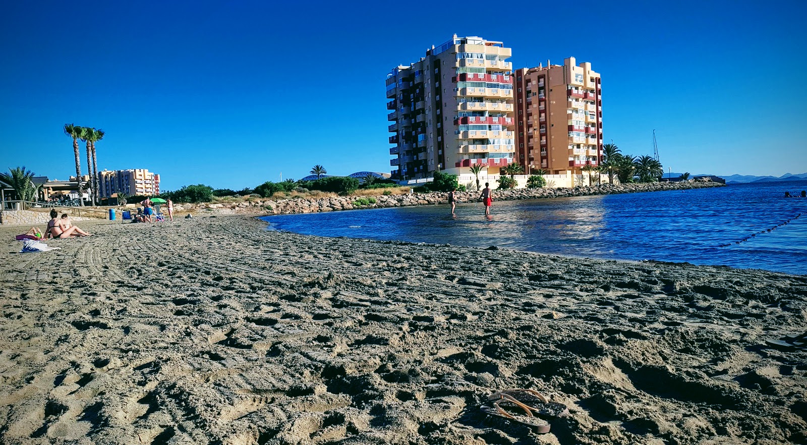Foto van Playa Chica met grijs zand oppervlakte