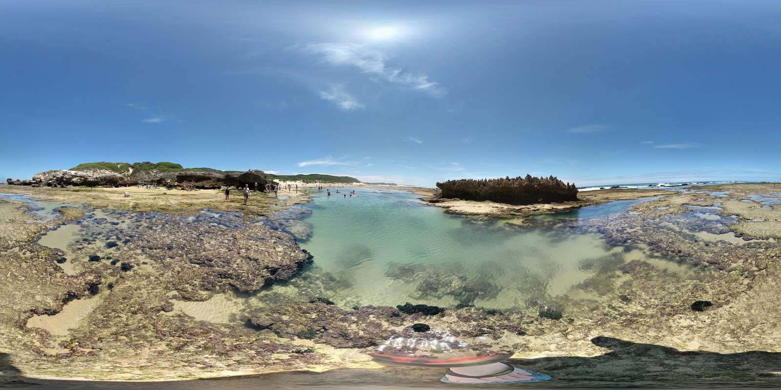 Fotografie cu Middle beach cu o suprafață de apa pură turcoaz