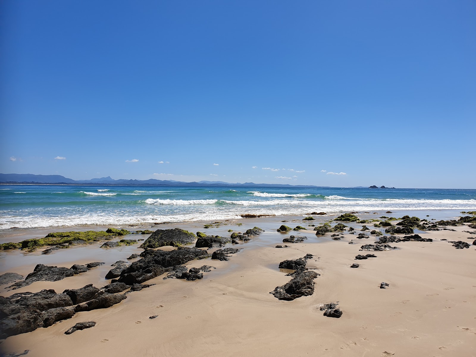 Valokuva Little Wategos Beachista. sisältäen tilava lahti