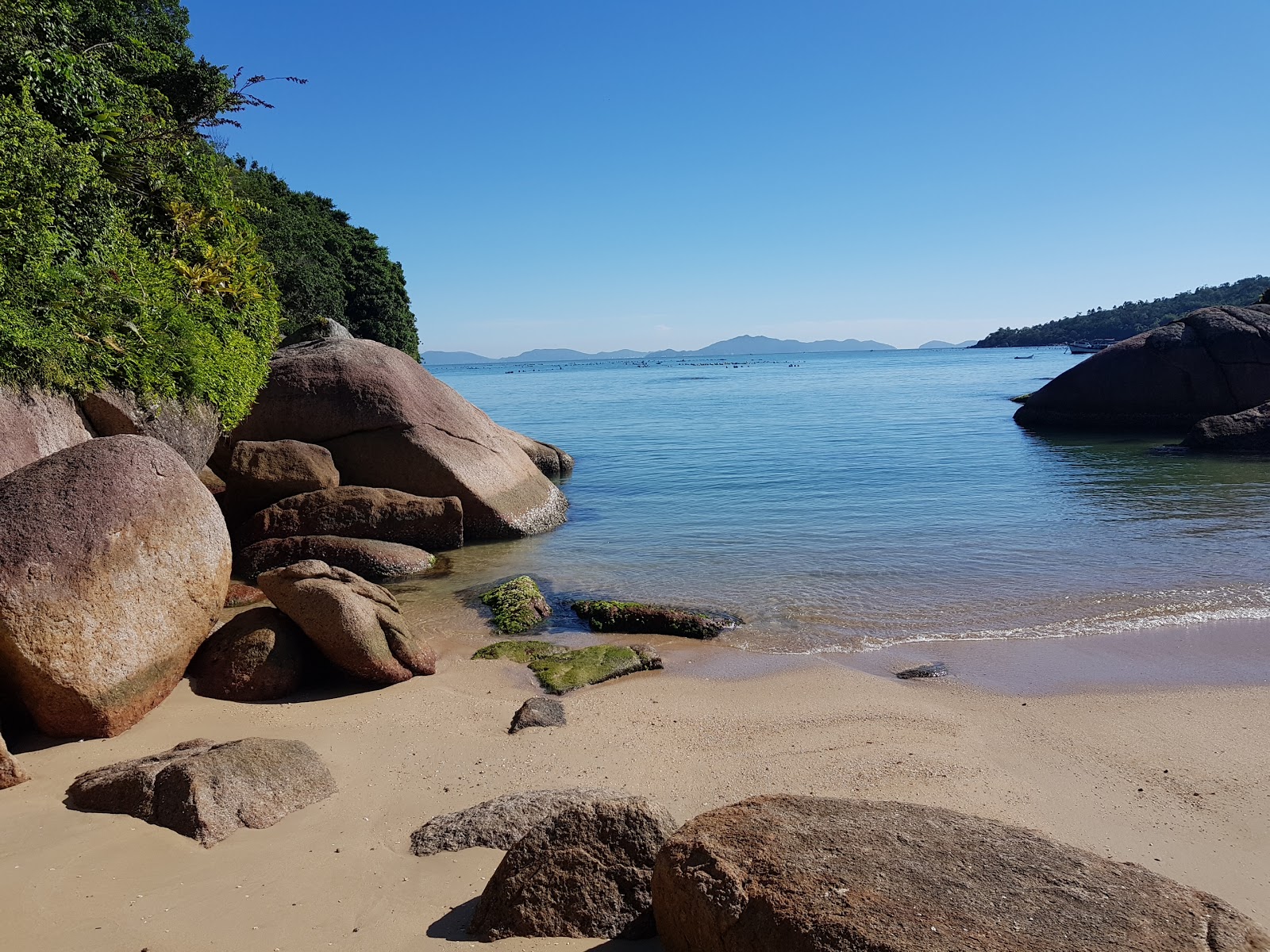 Photo de Prainha das Pedras entouré de montagnes