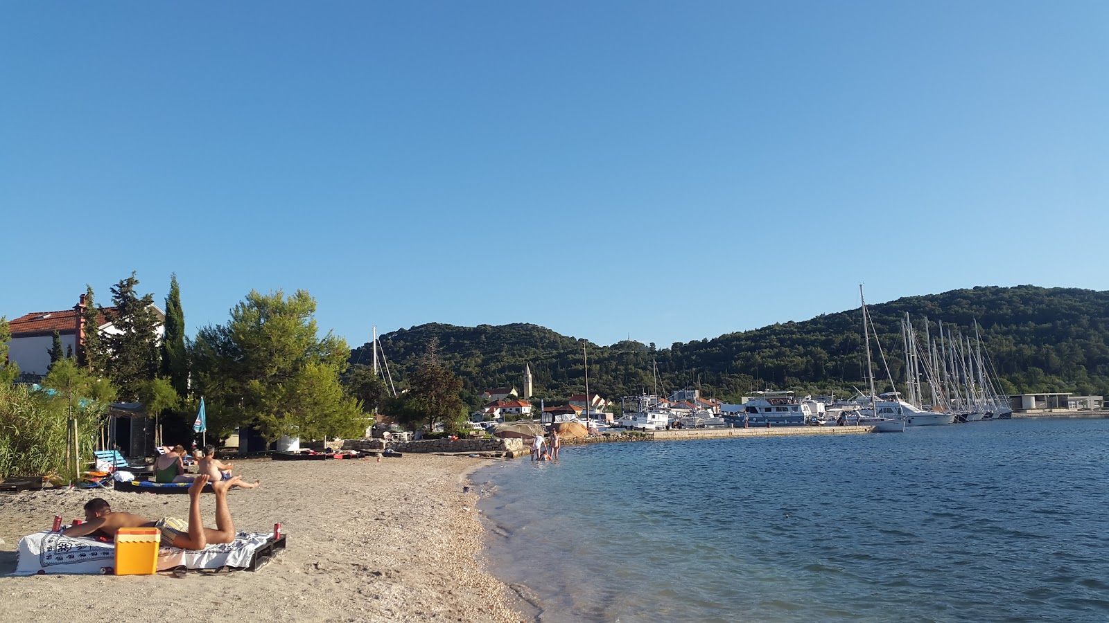 Sutomiscica beach'in fotoğrafı - Çocuklu aile gezginleri için önerilir