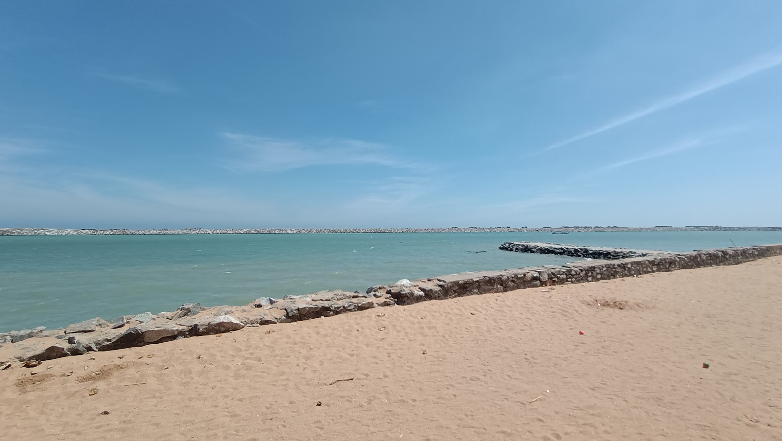 Uvari beach的照片 带有碧绿色水表面