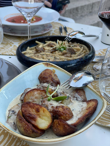 http://www.dvor-restaurant.com/