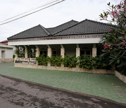 OYO 244 Griya Cemara Homestay photo
