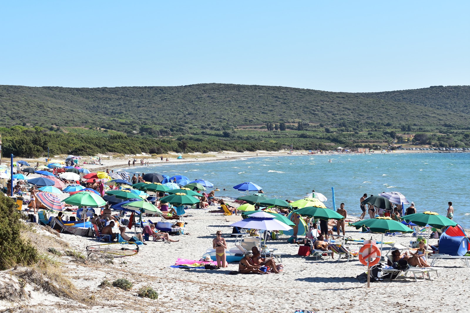 Spiaggia Is Solinas'in fotoğrafı - rahatlamayı sevenler arasında popüler bir yer