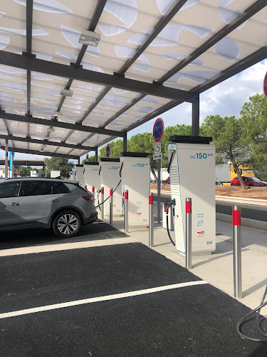 Borne de recharge de véhicules électriques TotalEnergies Charging Station Villetelle