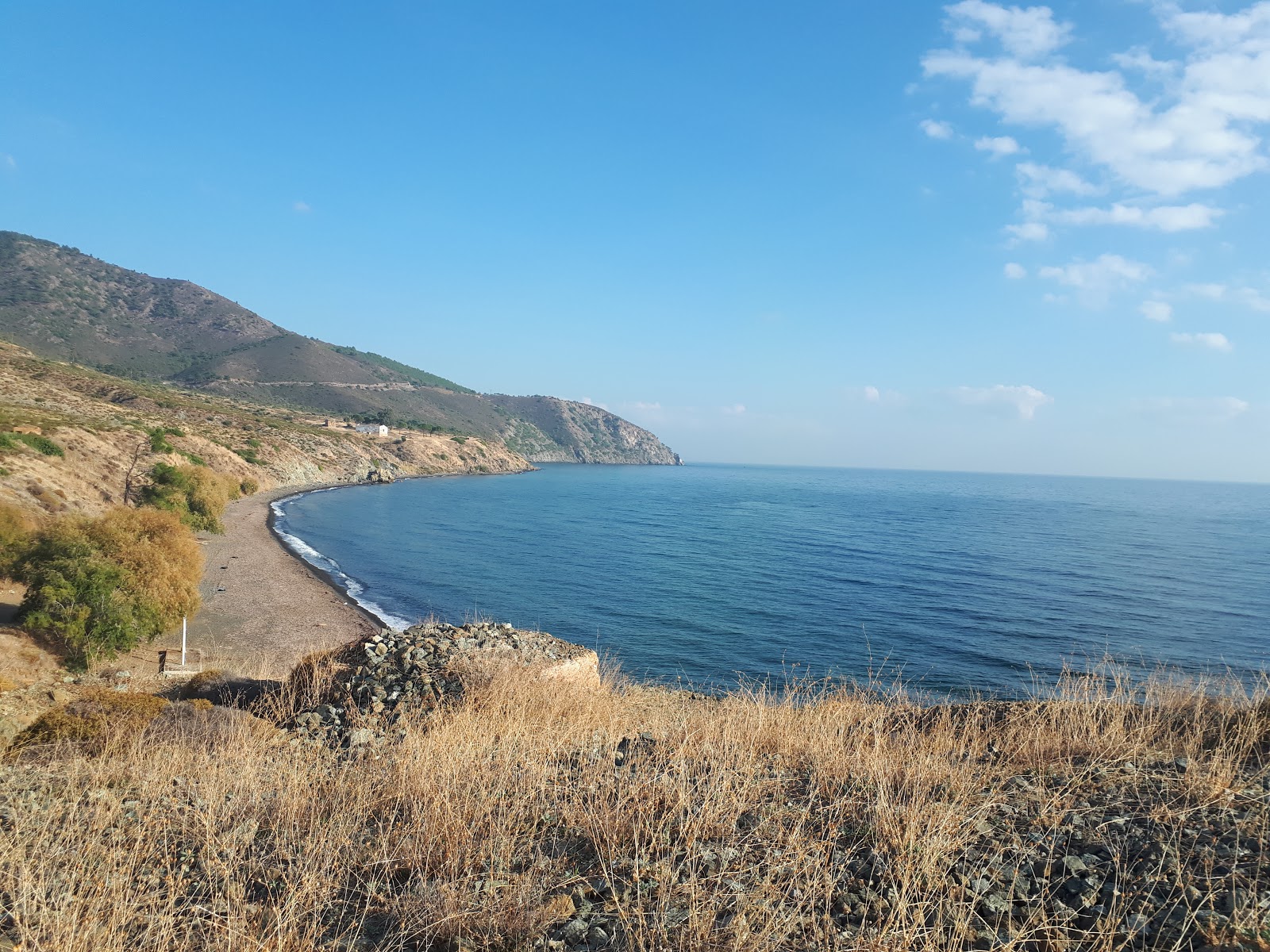 Paralia Charamida II'in fotoğrafı geniş bir kıyı şeridi ile birlikte