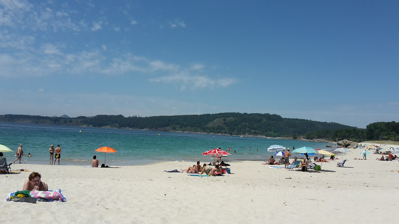 Playa de Nerga的照片 带有碧绿色纯水表面