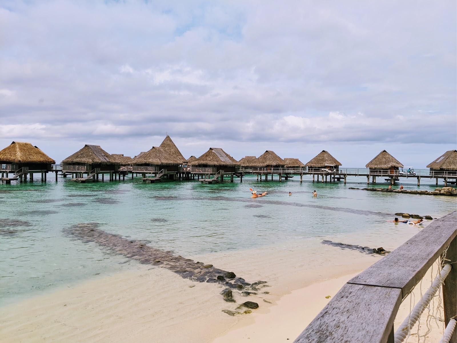 Φωτογραφία του Hilton Moorea υποστηρίζεται από βράχους
