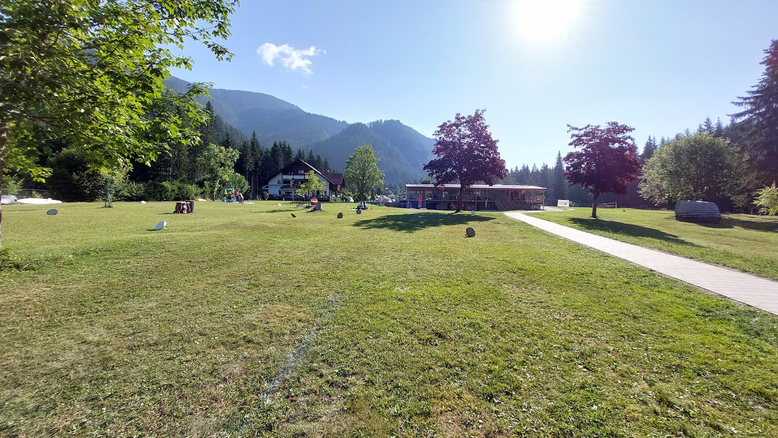 Zdjęcie Freibad Weissensee poparte klifami