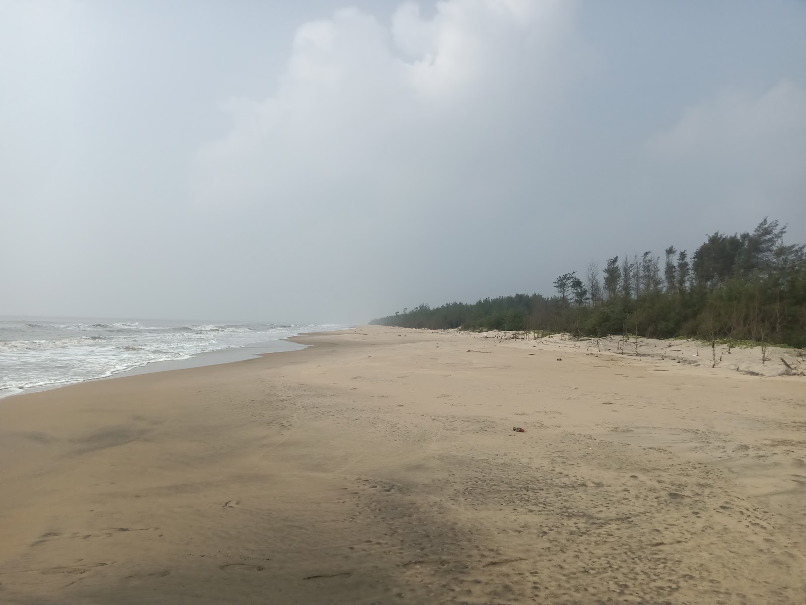 Fotografija K. D. P. Beach z svetel fin pesek površino