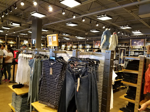 Clothing Store «Levi’s® Outlet Store at Allen Premium Outlets», reviews and photos, 820 W Stacy Rd, Allen, TX 75013, USA