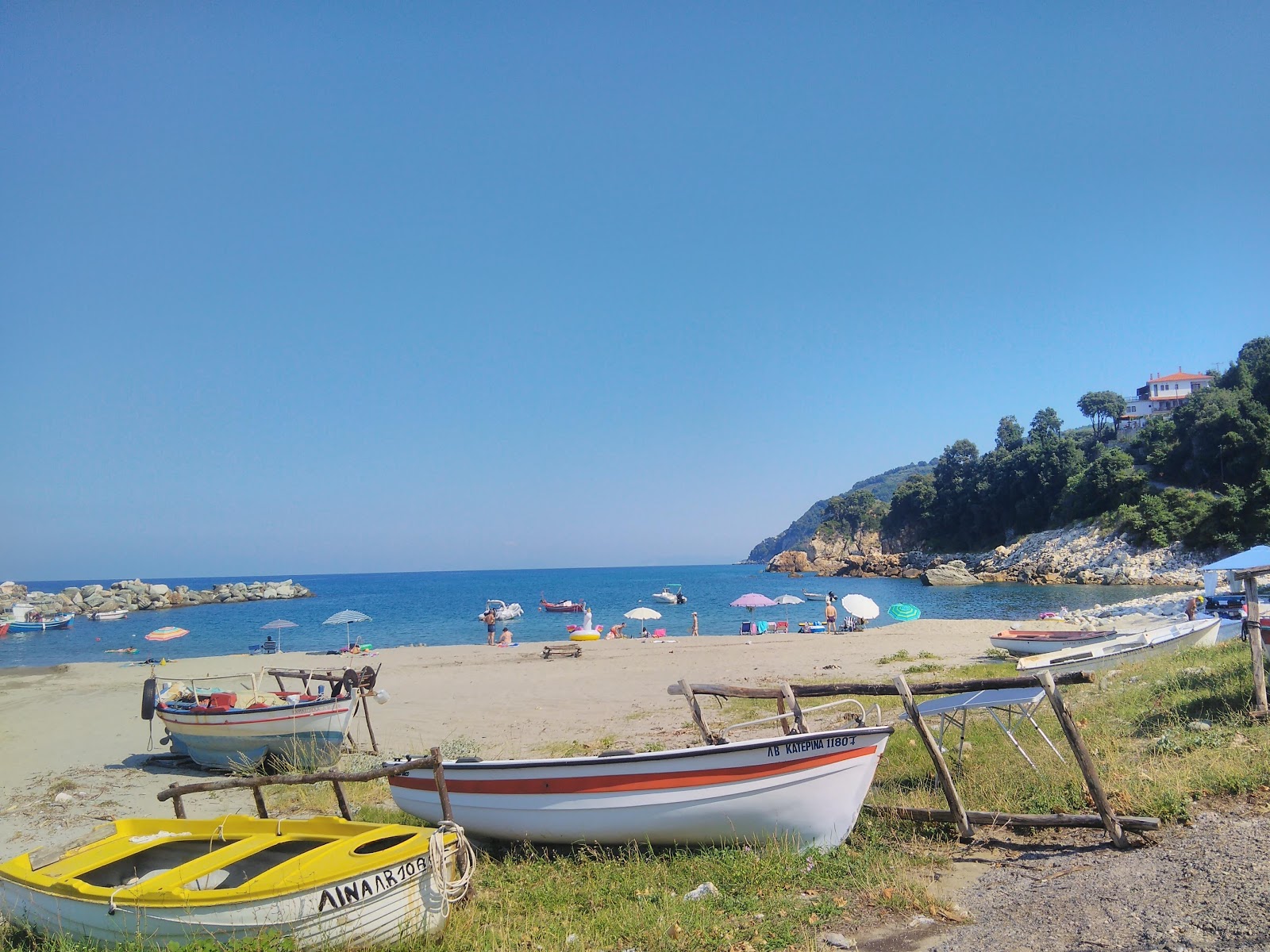 Foto von Port of Chorefto beach mit grauer sand Oberfläche