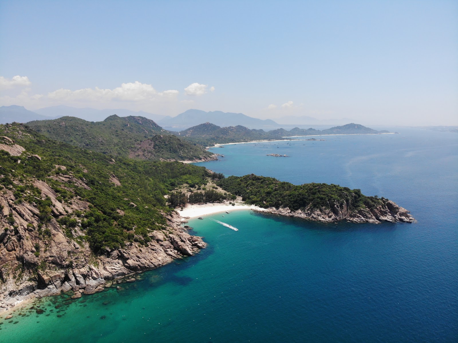 Foto af Robinson Beach bakket op af klipperne