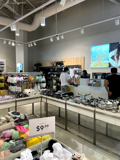 Clothing Store «H&M», reviews and photos, 37 Aquarium Way, Long Beach, CA 90802, USA