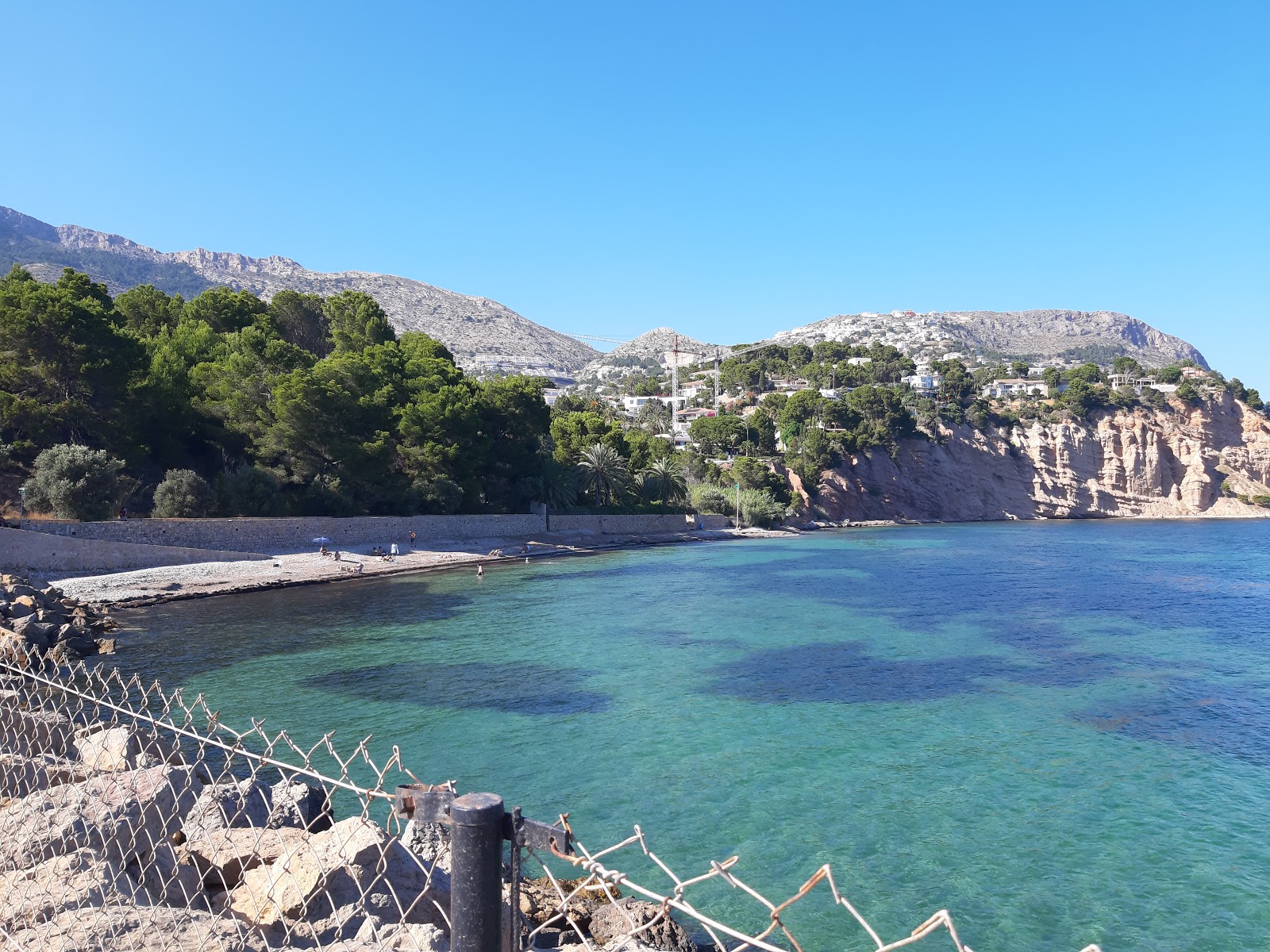 Platja de la Solsida'in fotoğrafı uçurumlarla desteklenmiş