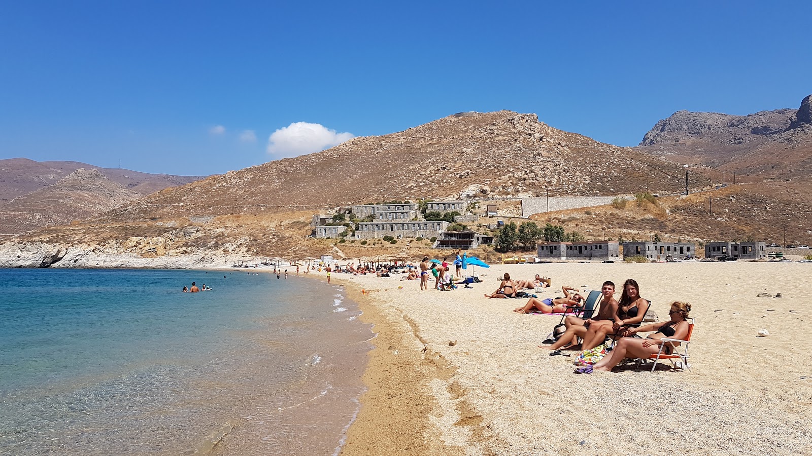 Vagia beach'in fotoğrafı uçurumlarla desteklenmiş