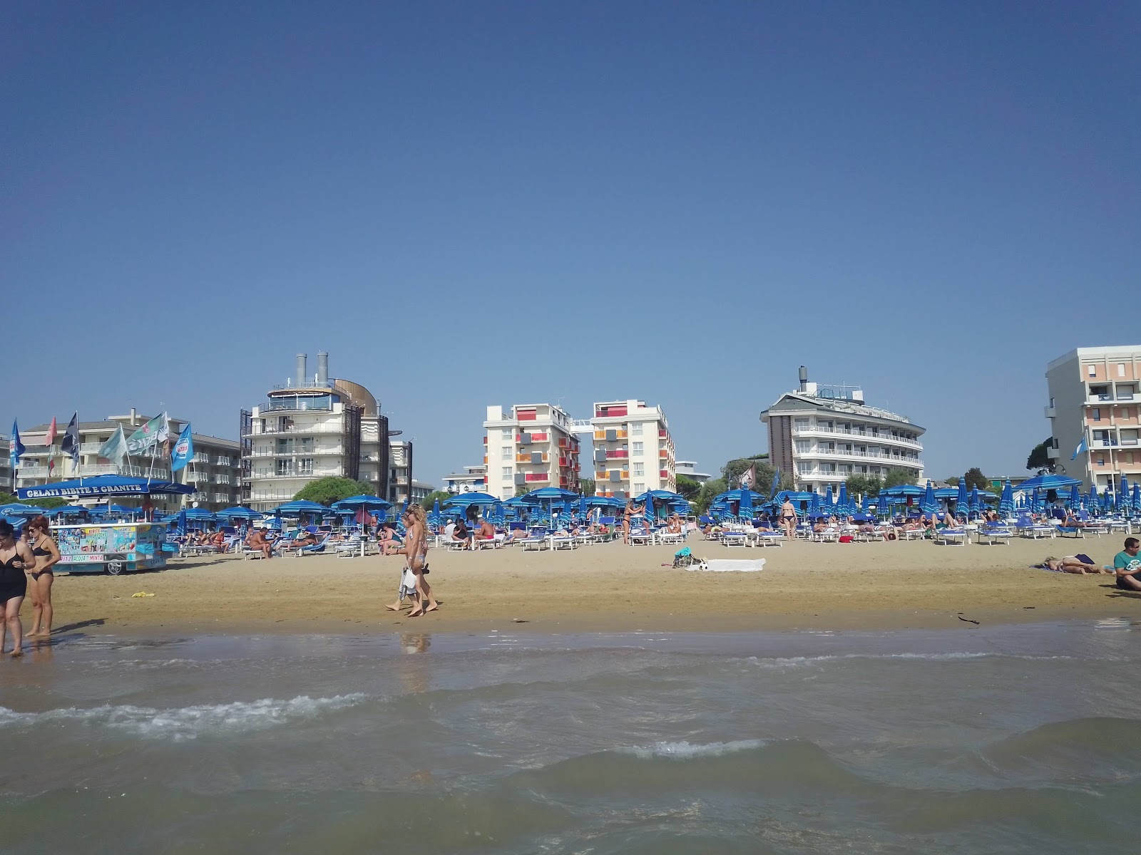 Foto de Playa de Jesolo con brillante arena fina superficie