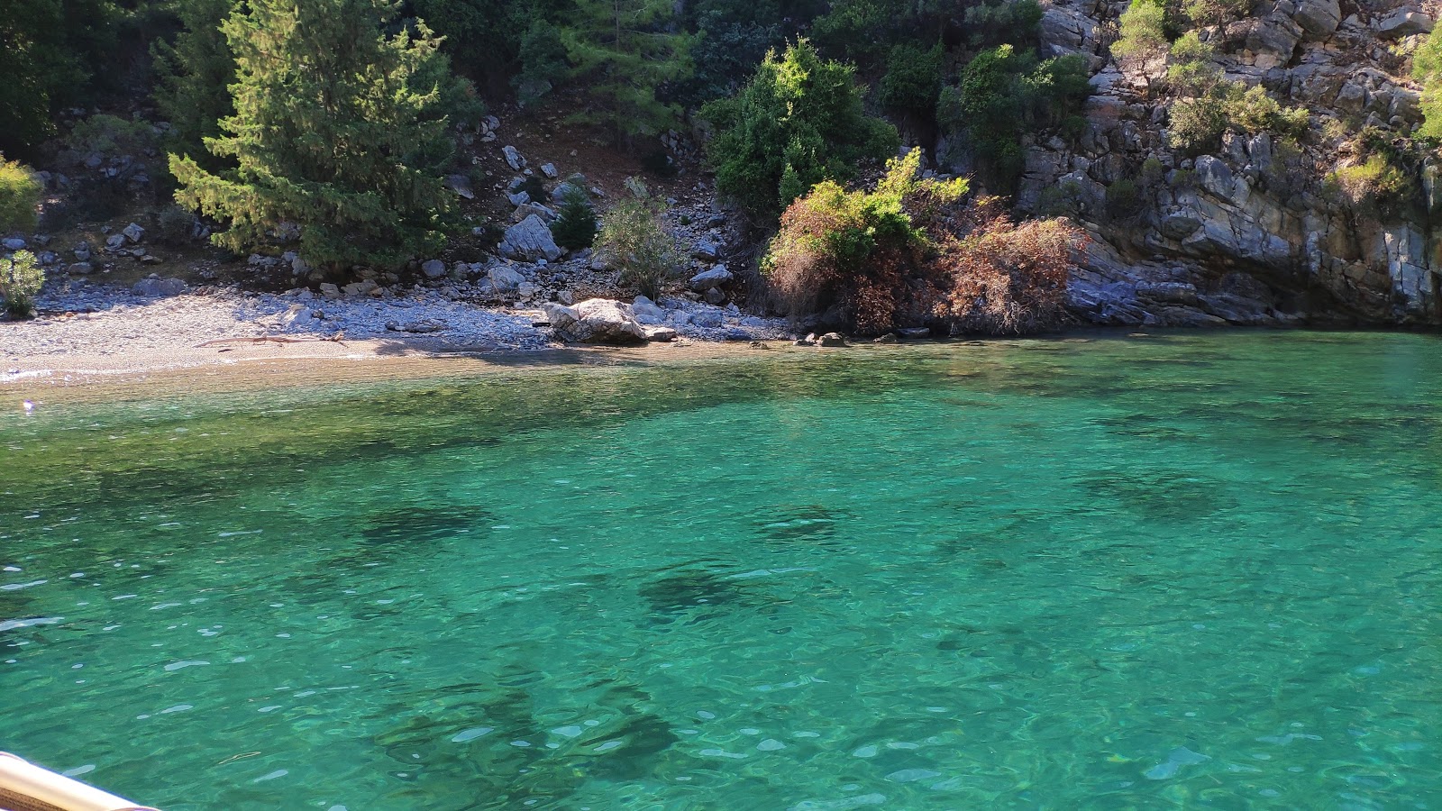 Fotografie cu Candost beach cu o suprafață de pietricel ușor