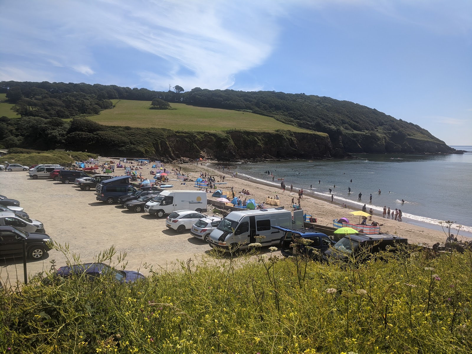 Fotografie cu Plaja Caerhays (Golful Porthluney) și așezarea