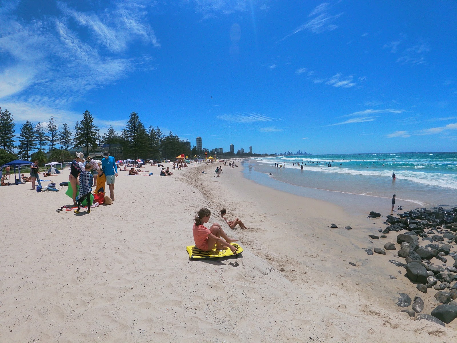 Photo de Burleigh Beach avec l'eau cristalline de surface