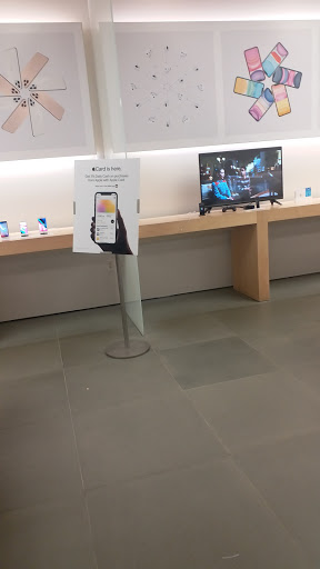 Computer Store «Apple Suburban Square», reviews and photos, 61 Saint James Pl, Ardmore, PA 19003, USA