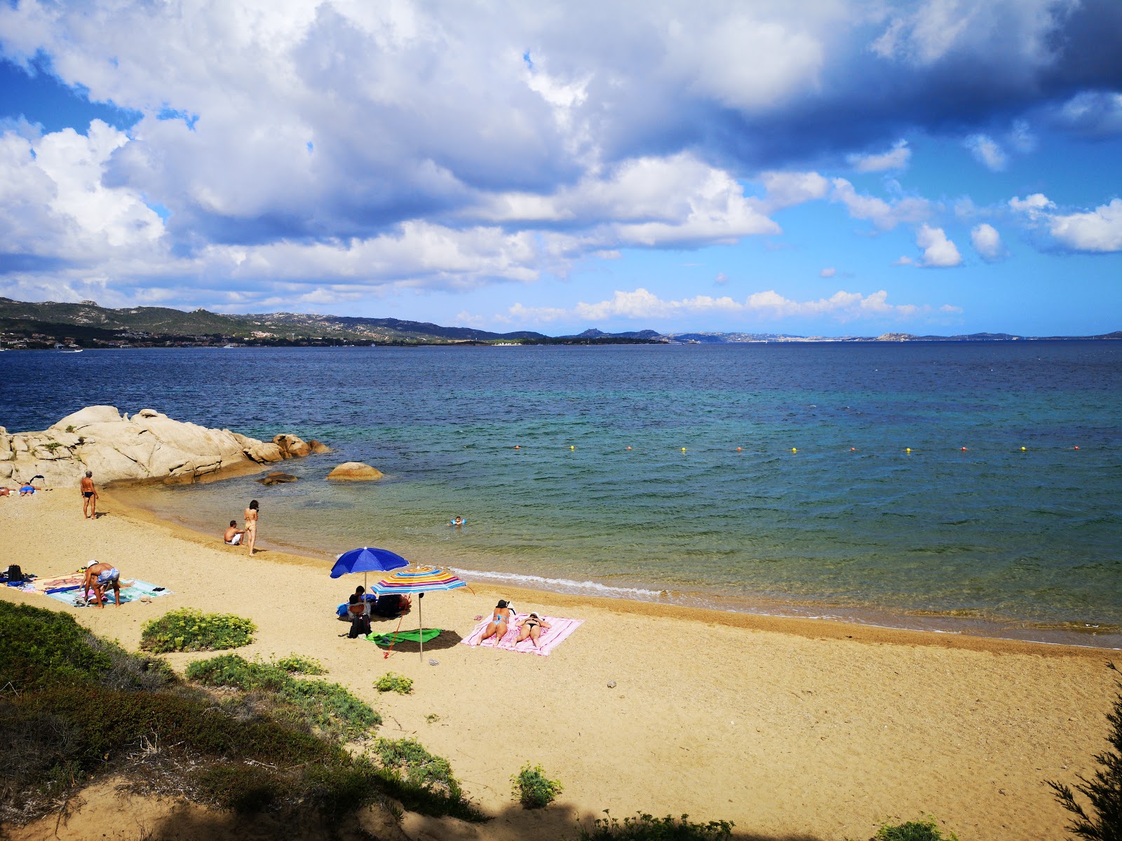Cala Ginepro'in fotoğrafı çok temiz temizlik seviyesi ile