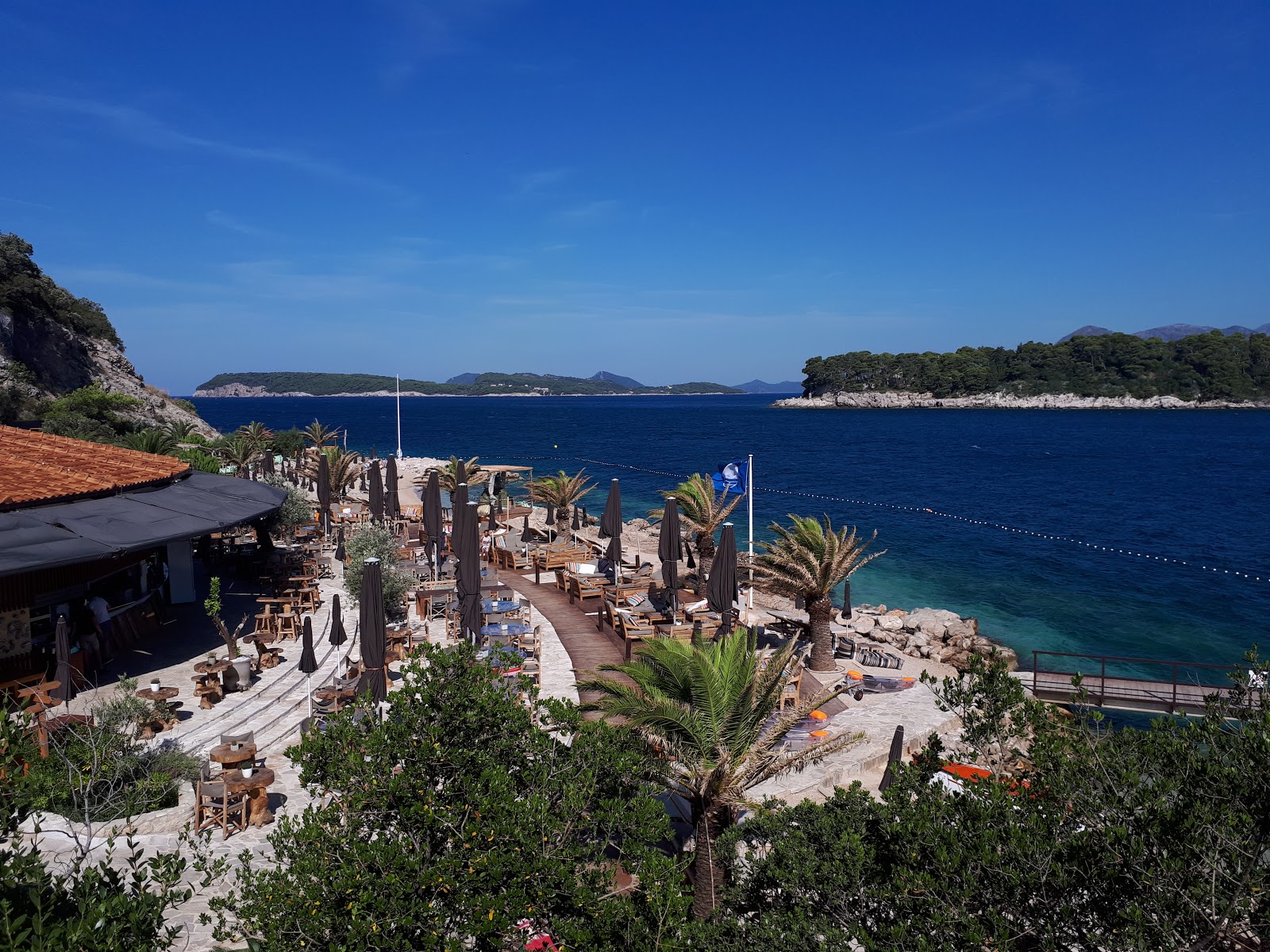 Foto de Cava beach apoiado por penhascos