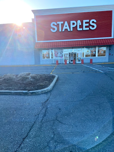 Office Supply Store «Staples», reviews and photos, 500 Grossman Dr, Braintree, MA 02184, USA