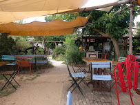Atmosphère du Bar-restaurant à huîtres Emile et une huître à Lège-Cap-Ferret - n°15