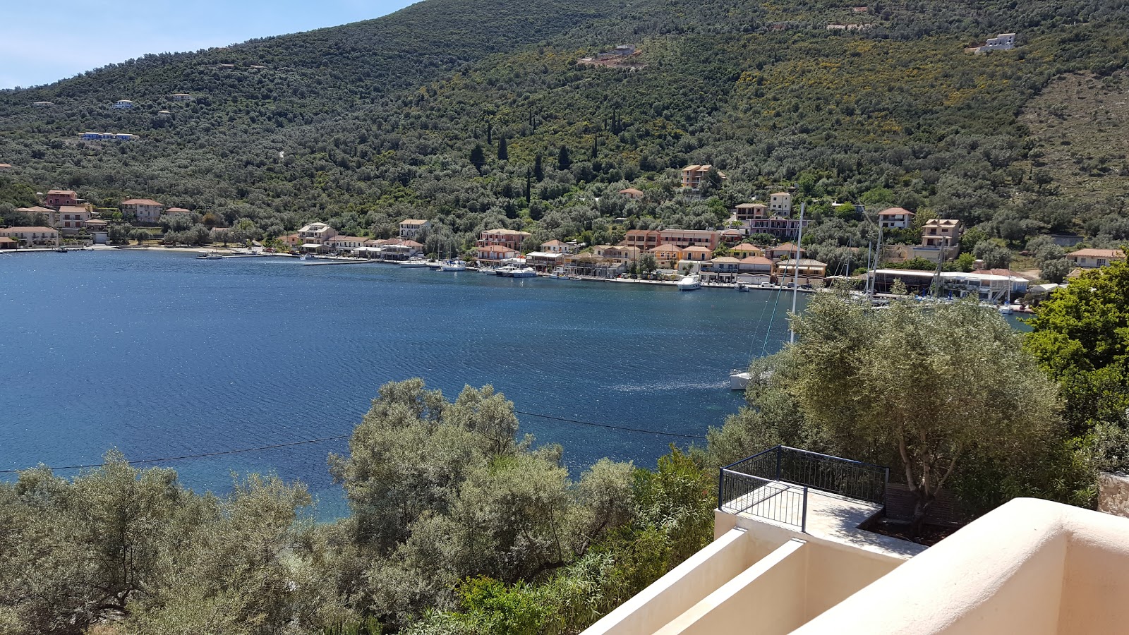 Foto di Sivota beach con baia spaziosa