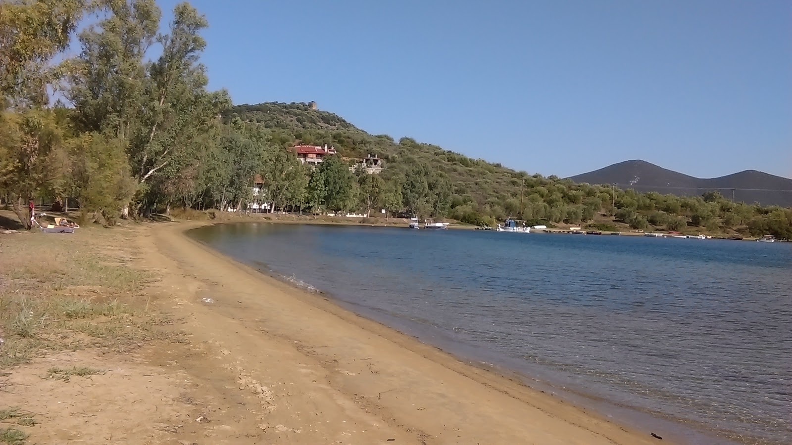 Loutro beach'in fotoğrafı biraz temiz temizlik seviyesi ile