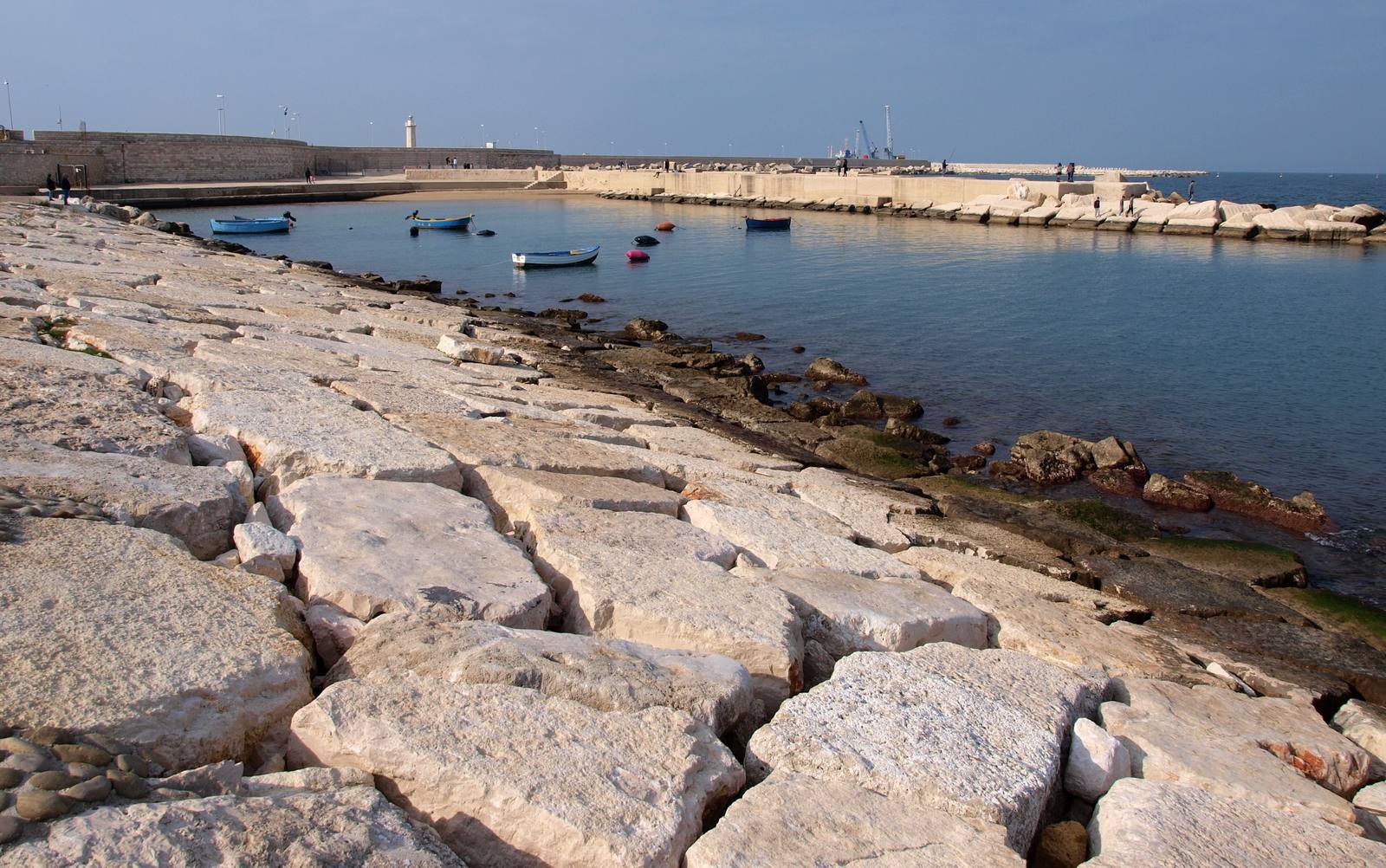 Foto de Il Molo beach con arena oscura superficie