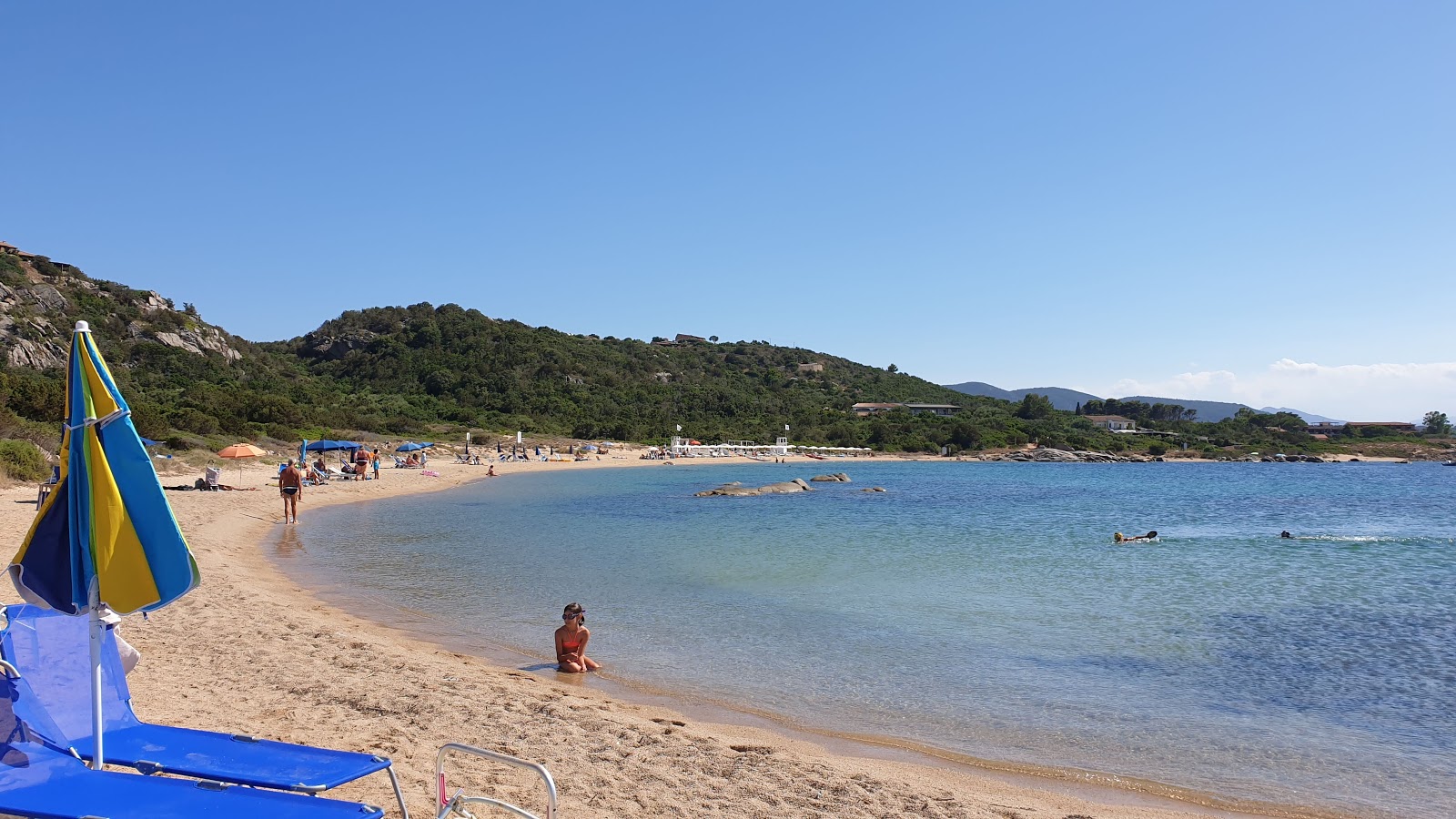 Foto von Spiaggia Su Sarrale mit brauner sand Oberfläche