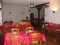 Atmosphère du Restaurant français Le Chapeau Rouge à Sellières - n°6