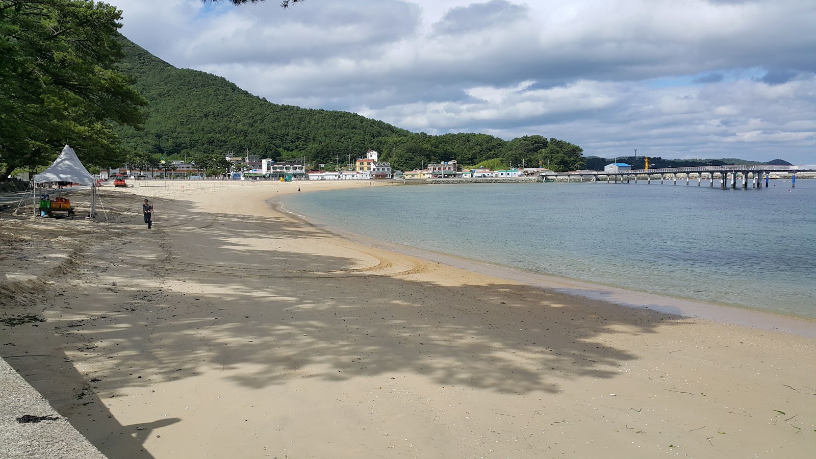 Foto de Myeongsa Beach con arena beige superficie