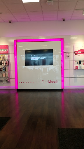 Cell Phone Store «T-Mobile», reviews and photos, 3650 S 27th St, Milwaukee, WI 53221, USA