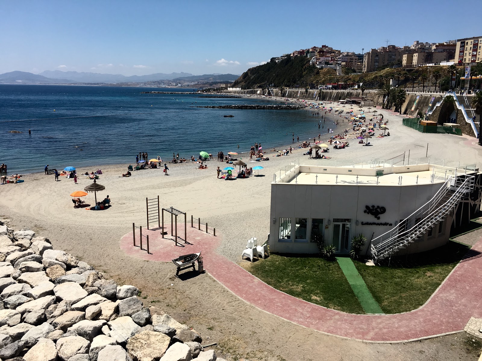 Photo de Playa del Chorillo avec plusieurs baies spacieuses