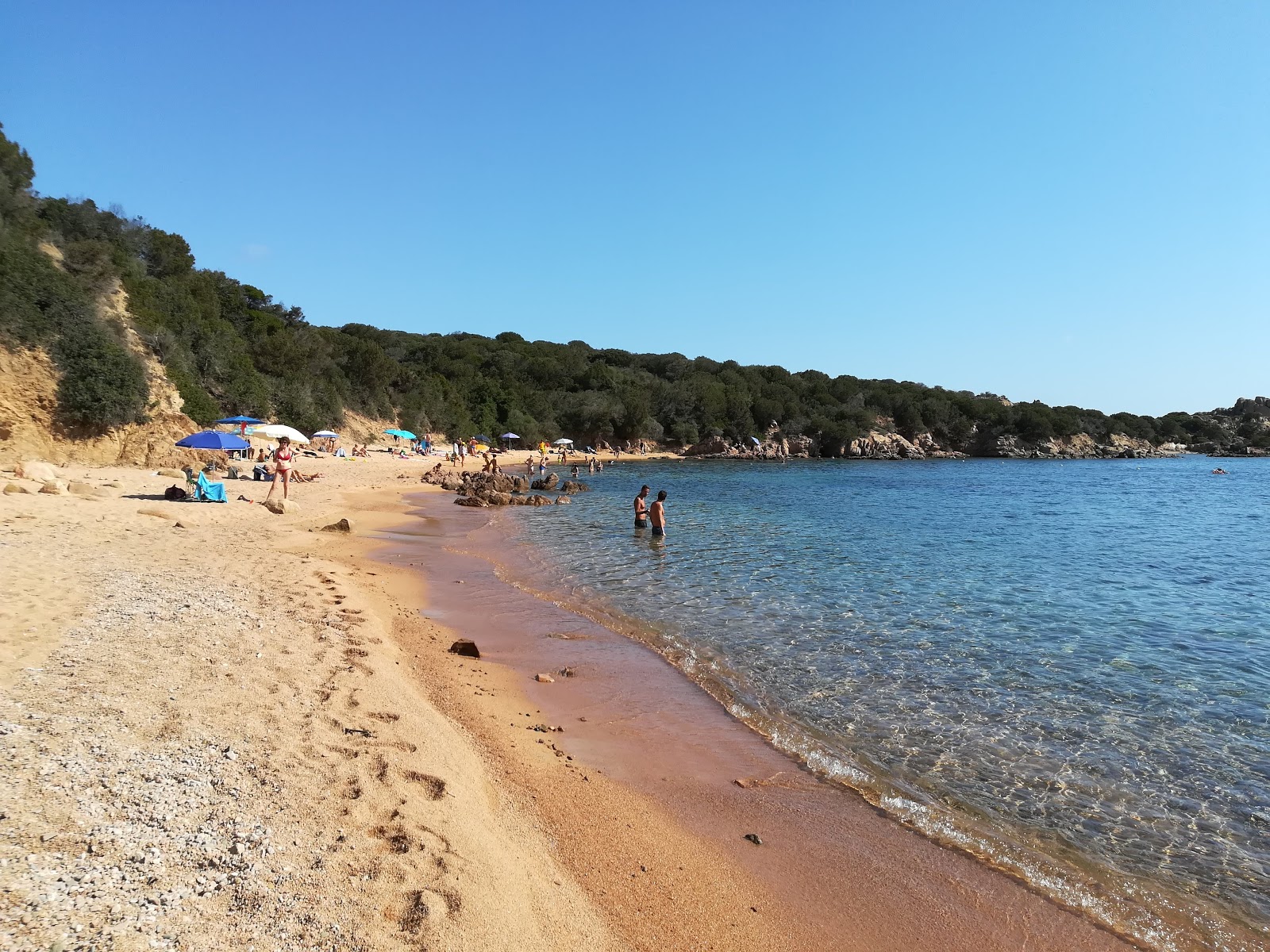 Valokuva Spiaggia del Costoneista. ympäröity vuorilla