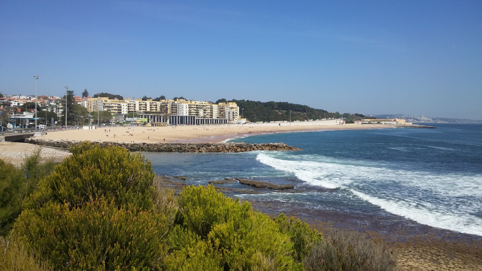 Foto av Santo Amaro de Oeiras med ljus fin sand yta