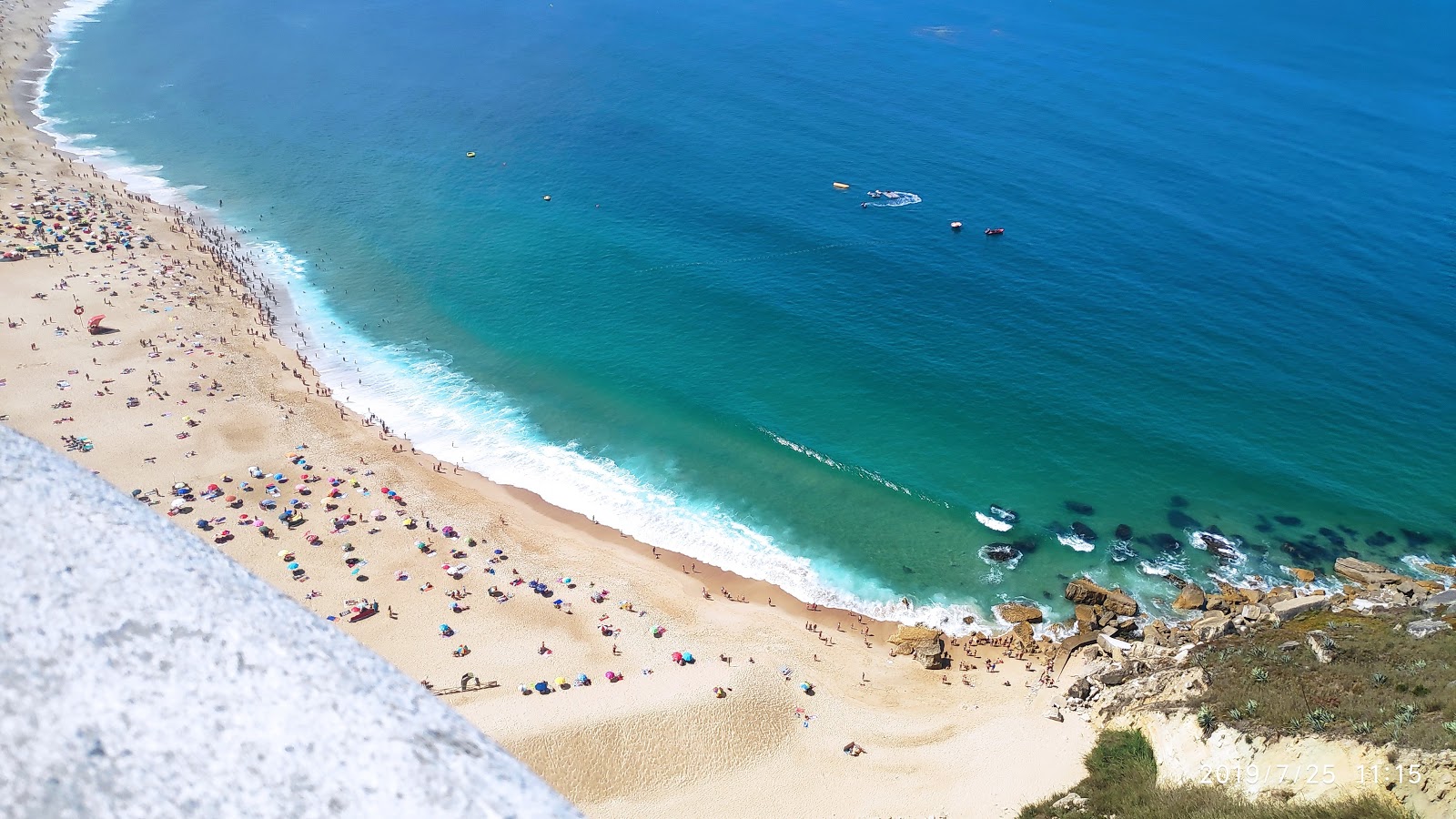 Fotografie cu Plaja Nazare - locul popular printre cunoscătorii de relaxare