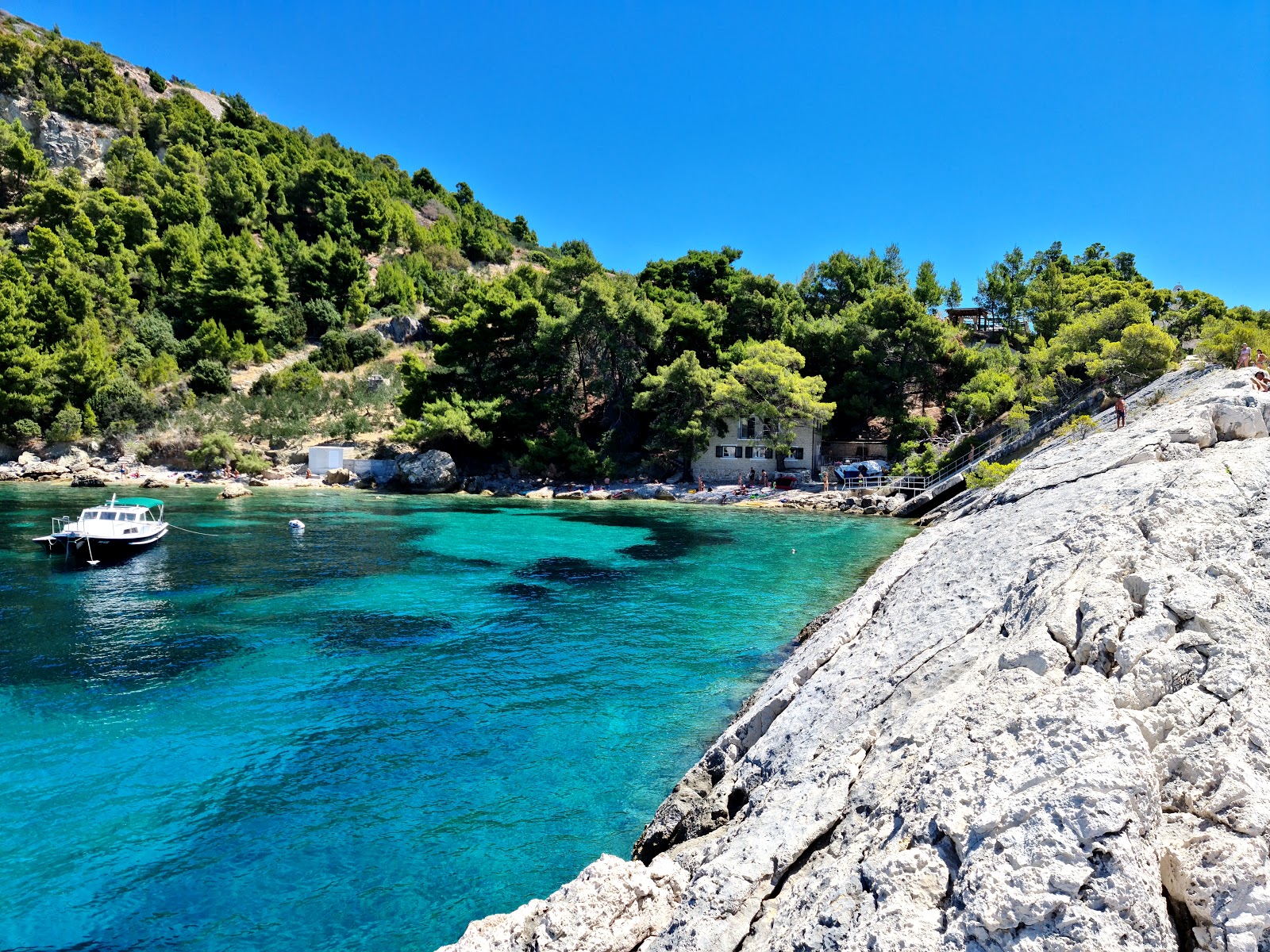 Malo Zarace beach的照片 带有碧绿色纯水表面