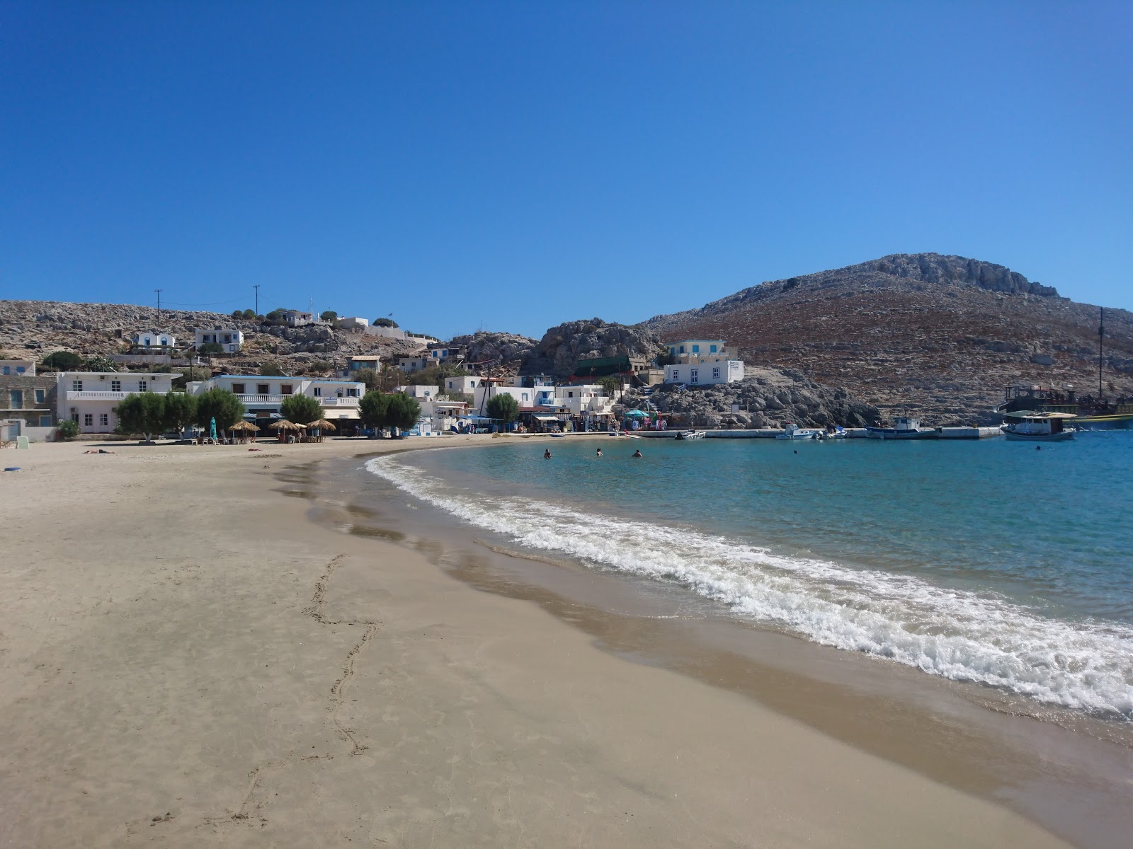 Foto von Pserimos Strand mit sehr sauber Sauberkeitsgrad