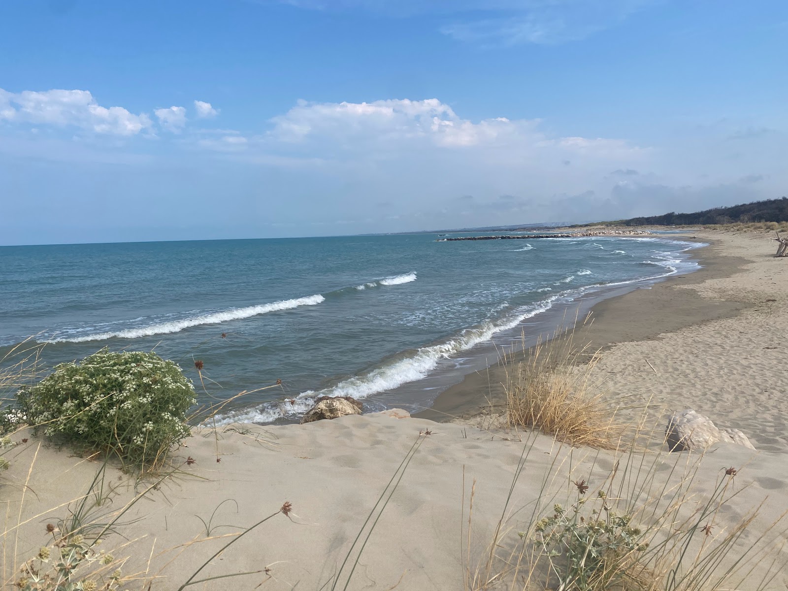 Fotografija Spiaggia di Vallona z modra čista voda površino
