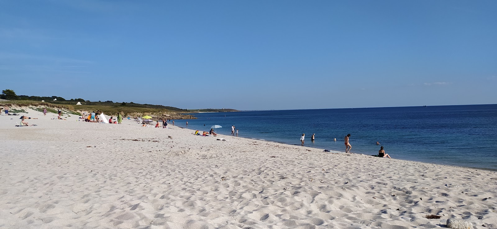 Plage de Kersiny'in fotoğrafı geniş bir kıyı şeridi ile birlikte