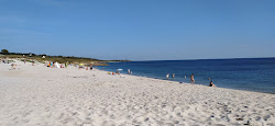 Plage de Kersiny'in fotoğrafı geniş bir kıyı şeridi ile birlikte