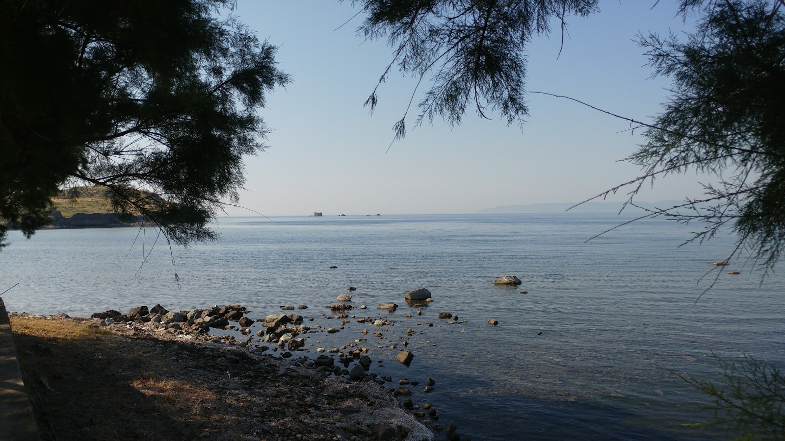 Fotografie cu Agia Varvara beach amplasat într-o zonă naturală